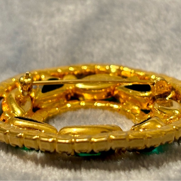 Vintage gold tone circular wreath Brooch with Green/white rhinestones. - Picture 5 of 13